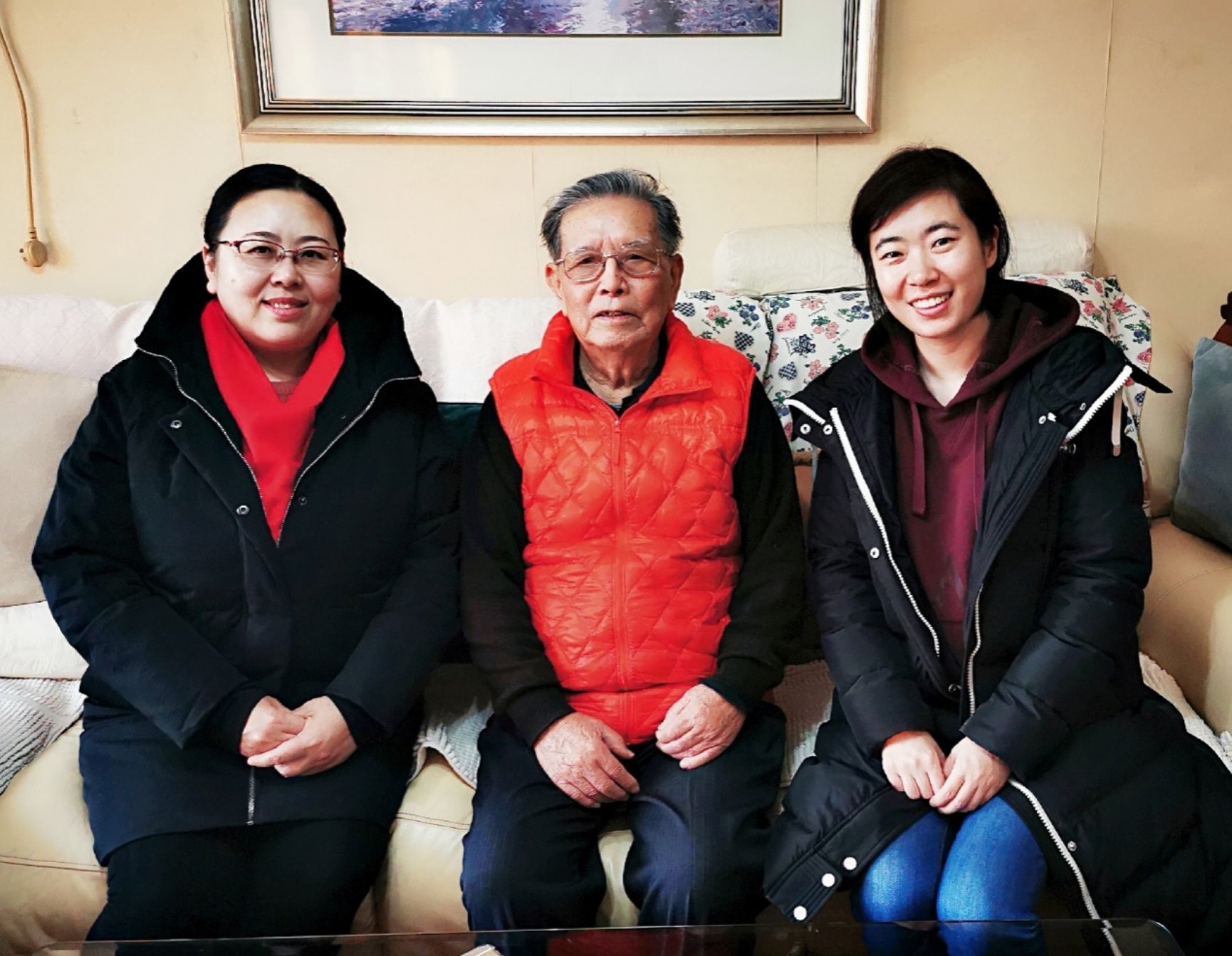 图片包含 人员, 墙壁, 室内, 妇女描述已自动生成