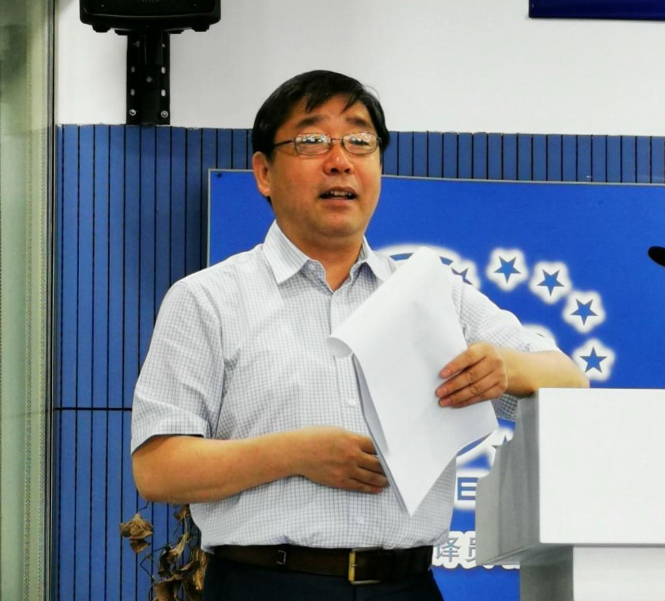 图片包含 人, 站, 男人, 女人

描述已自动生成